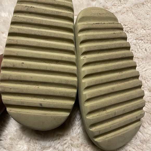 Kids Yeezys - Picture 5 of 9